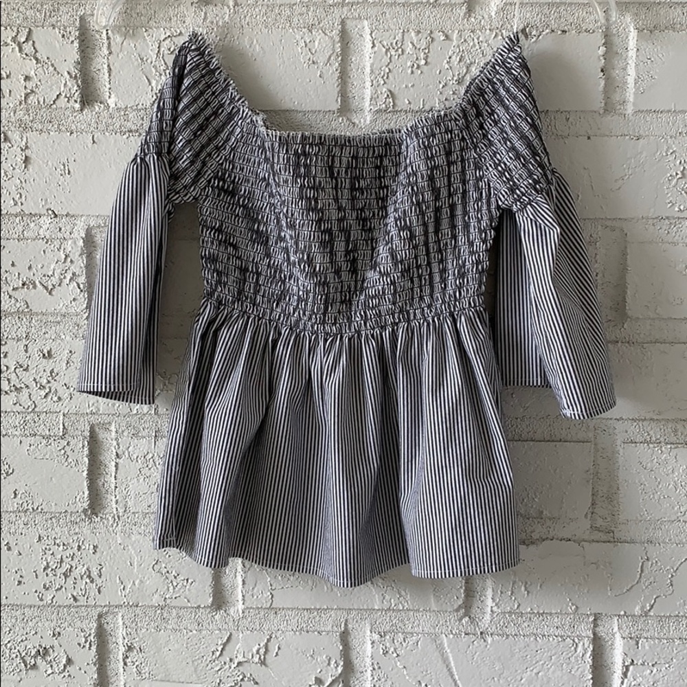 🎈 DONATED 🎈 off the shoulder top